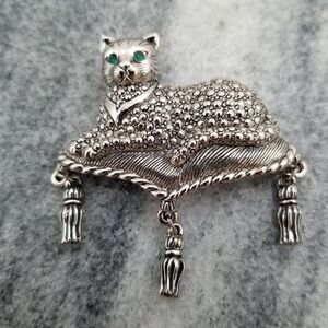 Vintage Avon Cat on a Pillow with Tassles Lapel Pin Brooch, Green Eyes, Estate